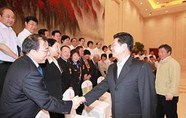 王兆国亲切接见集团公司总工程师、实验室主任洪开荣