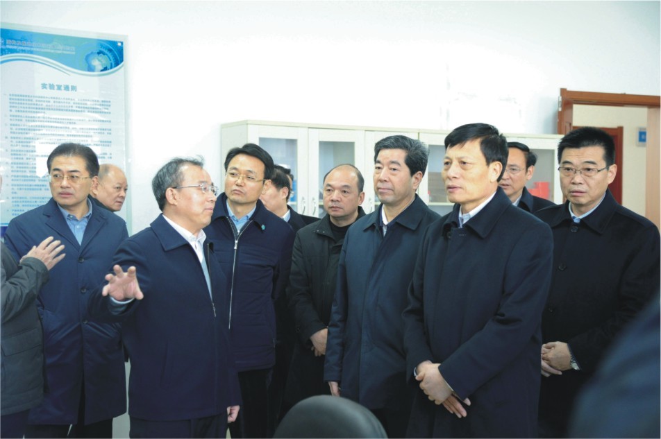 河南省省长陈润儿视察实验室